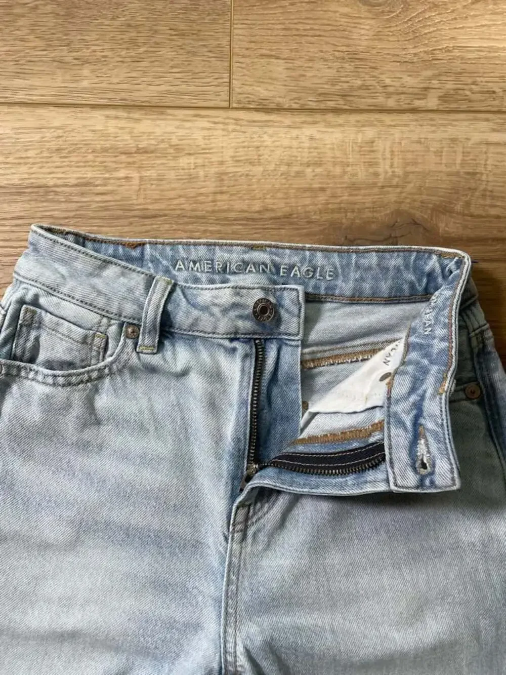 American Eagle Outfitters Light Wash High Rise Mom Jean Size 000 Short